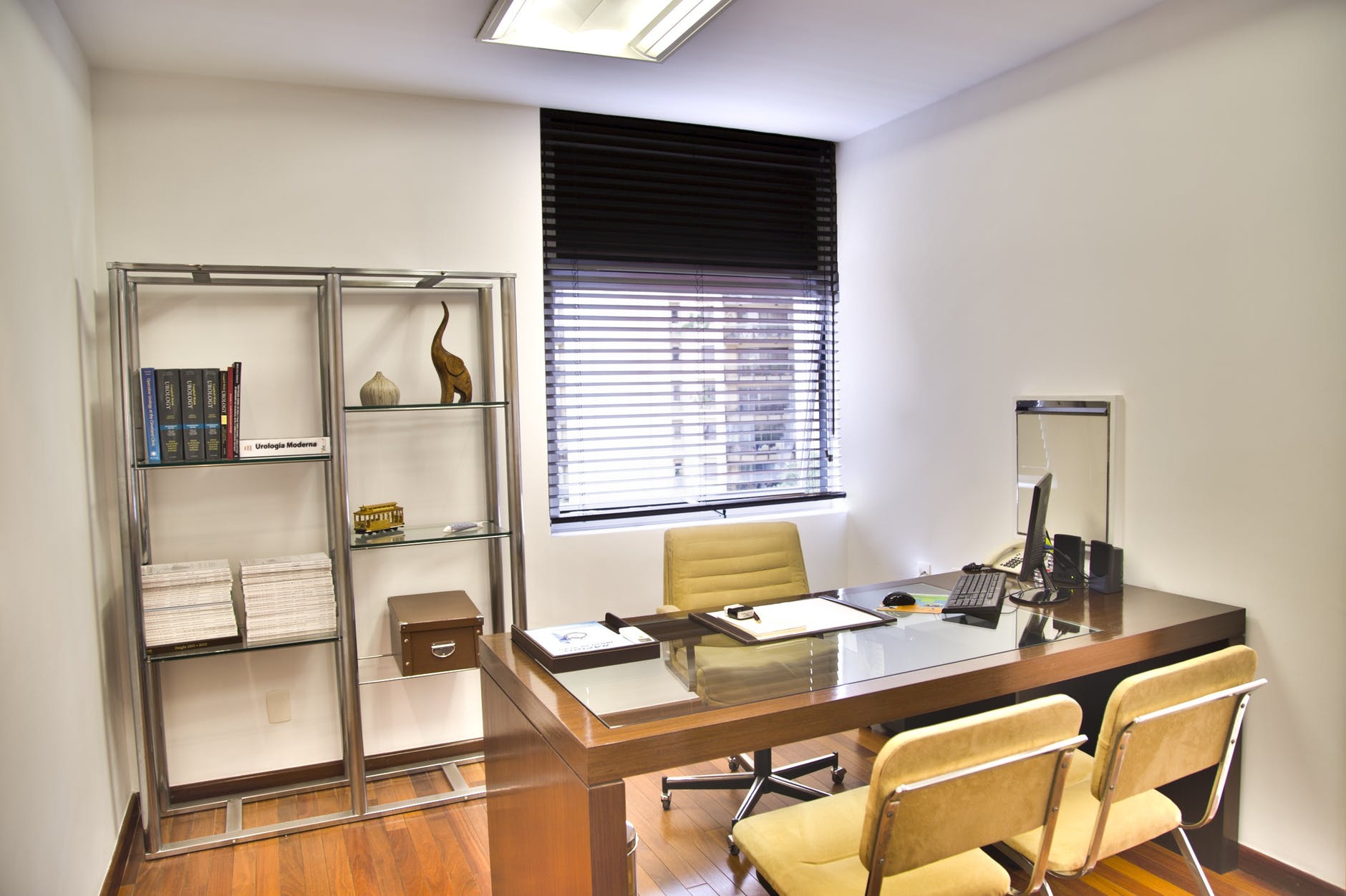 HOW TO SELECT THE RIGHT BLINDS FOR YOUR OFFICE