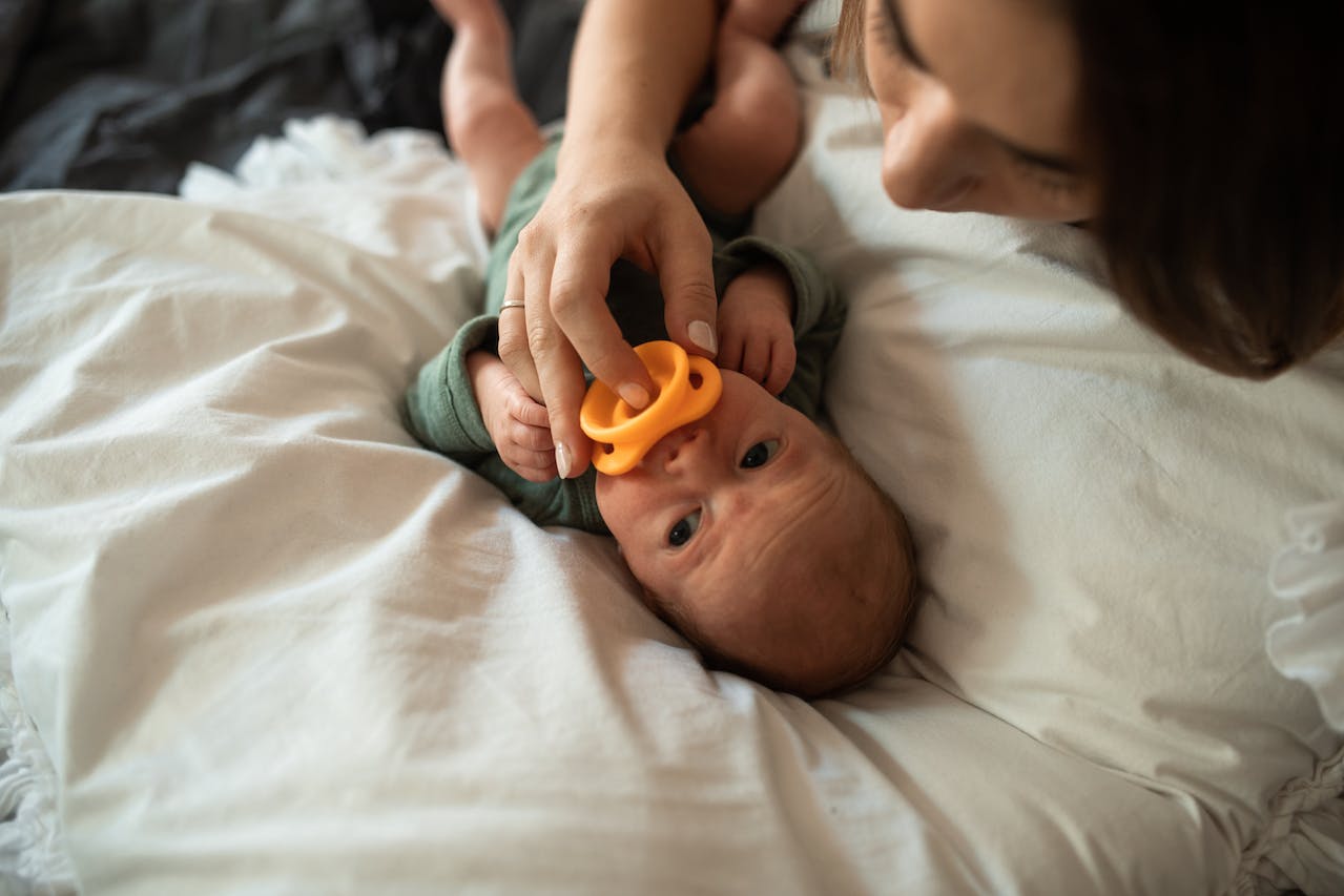 Should I Breastfeed Or Bottle-Feed? Which Is The Better Option For Me And My Baby?