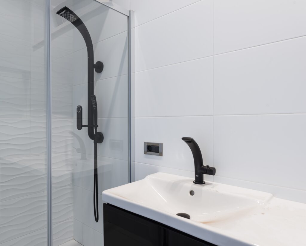  Bathroom in white tiles and black faucets image