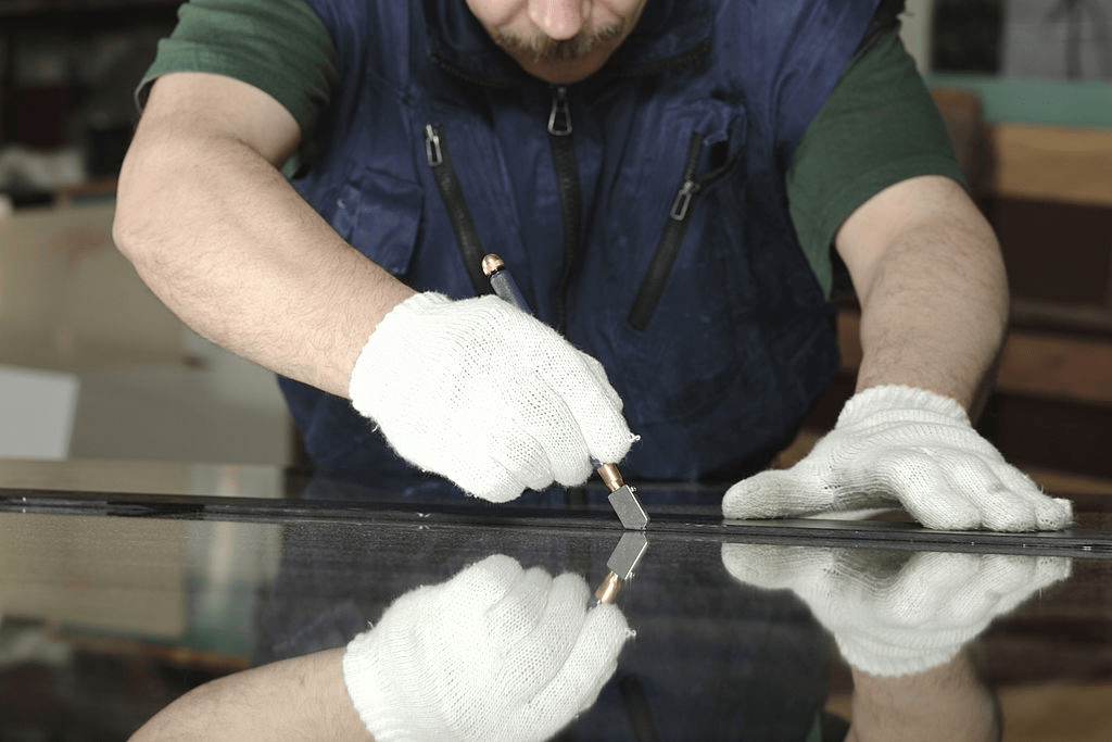 Cut the Annealed Glass with Glass Cutter