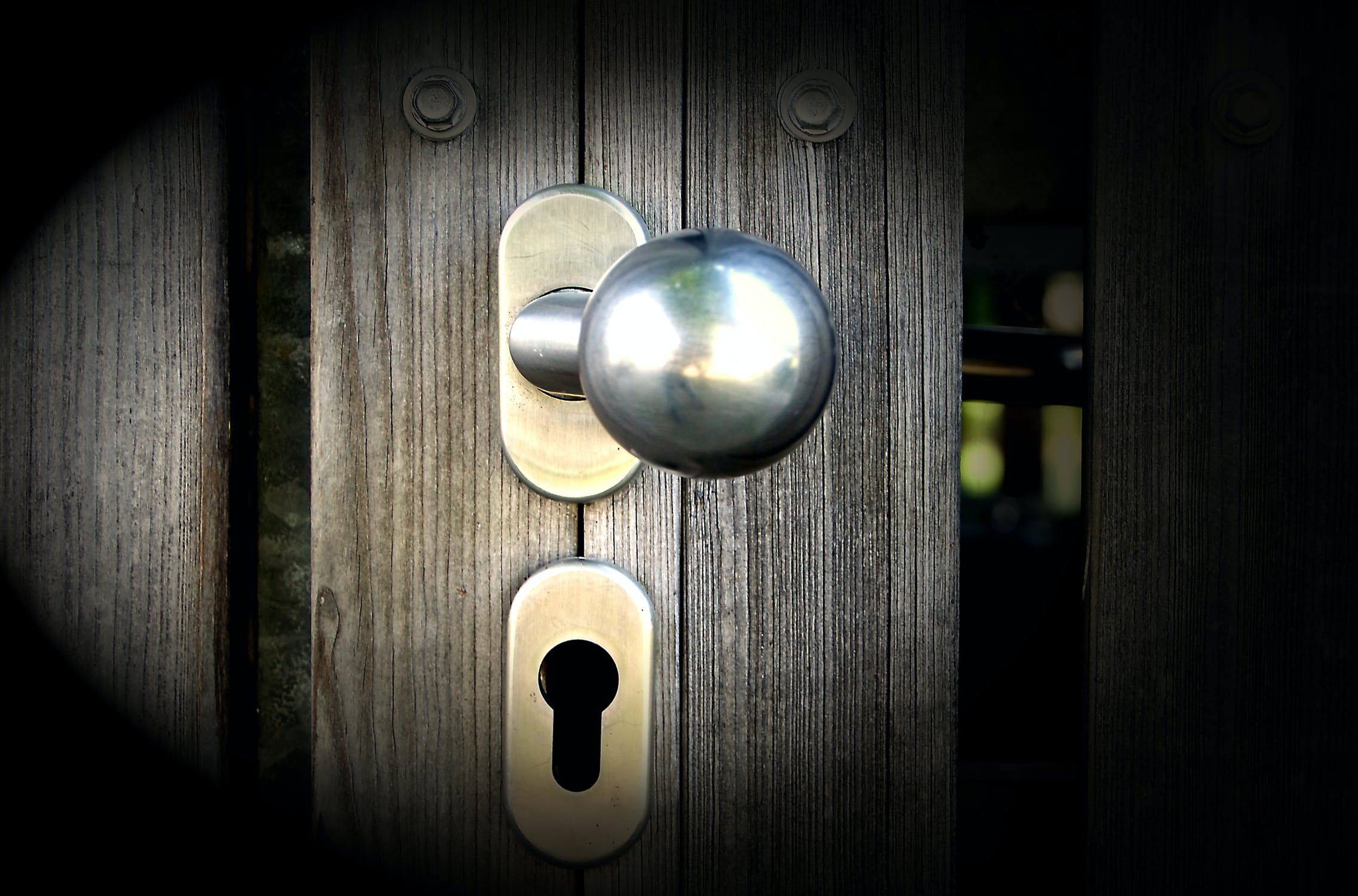 4 reasons why you should call a locksmith Ascot for your faulty locks