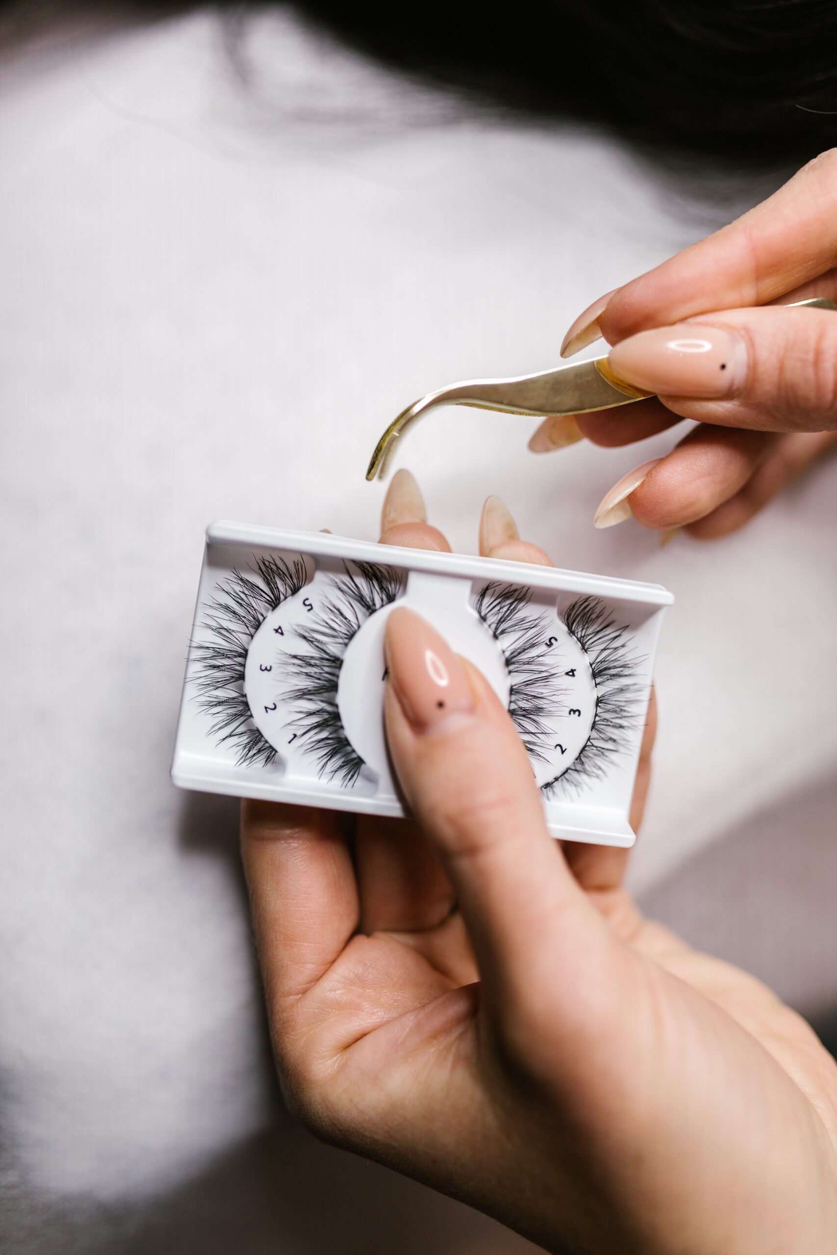 A person holding a box of eyelashes image