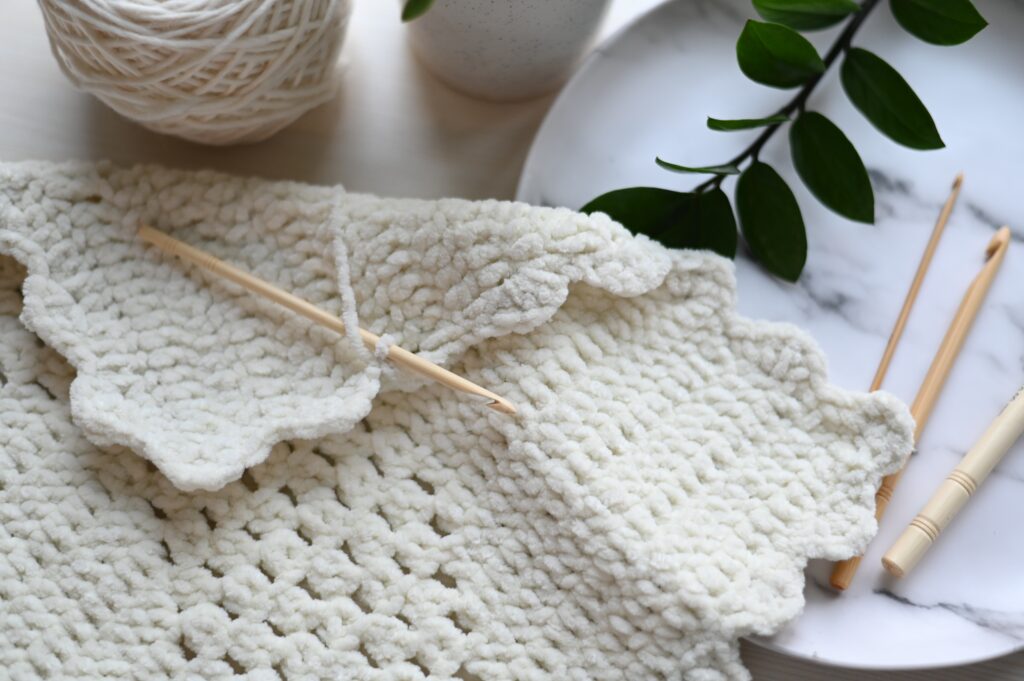 A white knit textile and wooden eyeless needles image
