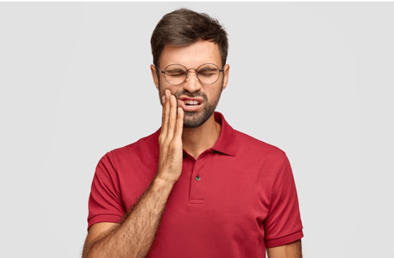 A person having toothache