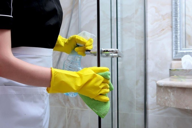 Glass Shower Cleaning Tips for a Perfect and Shiny Looking Bathroom