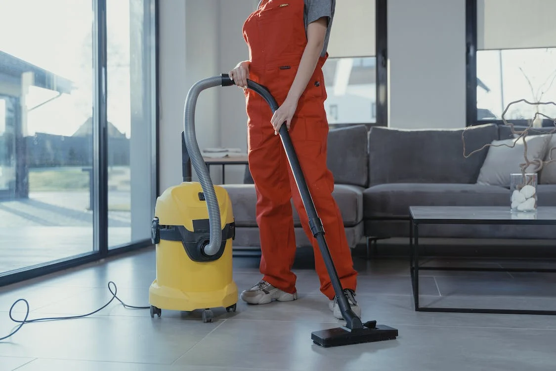 3 Reasons To Get Bagless Vacuums & How To Buy The Right One For You