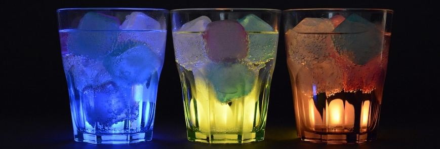glasses, ice cubs, illuminated drinks