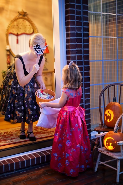 Tips for Safely Trick-or-Treating on Halloween