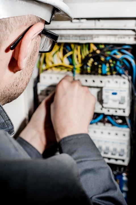 Should You Repair or Replace a Circuit Breaker Panel