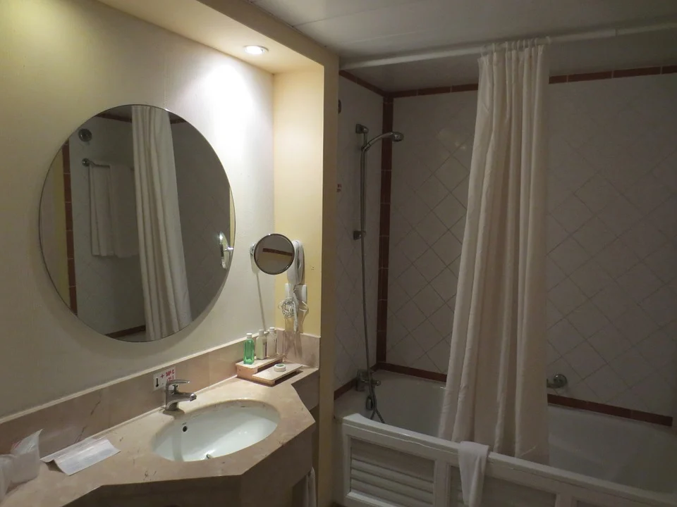 How to Choose a Bathroom Mirror: A Quick Guide for Homeowners