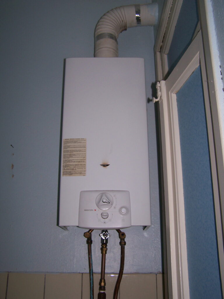 Tankless gas water heater with pilot light for ignition