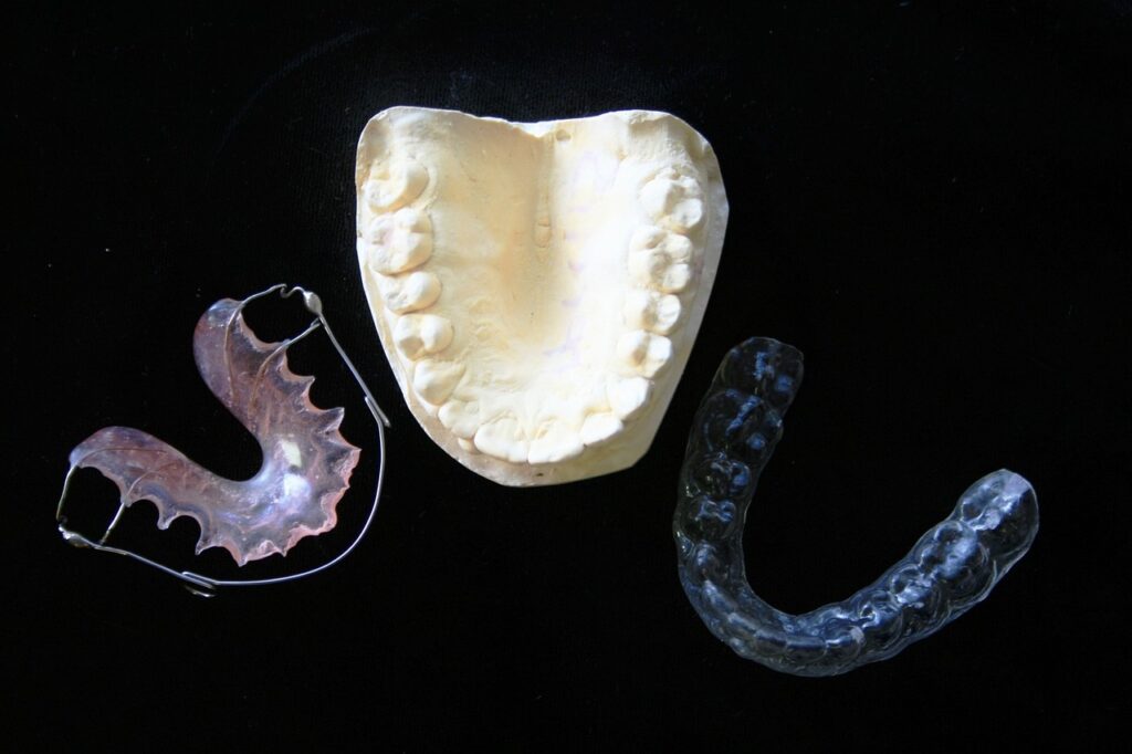 Invisalign teeth aligner with a plaster teeth cast