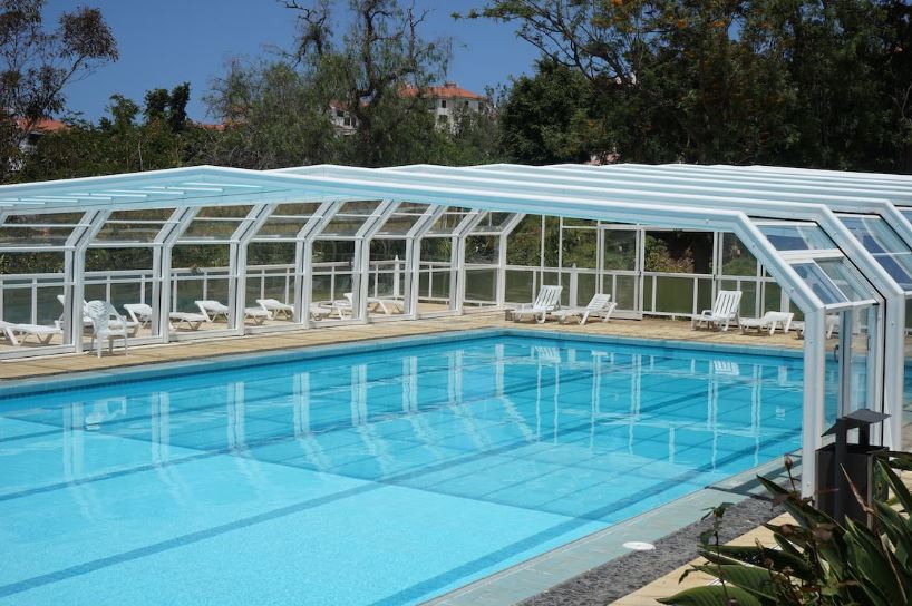 What is the difference between retractable pool cover and solar pool cover