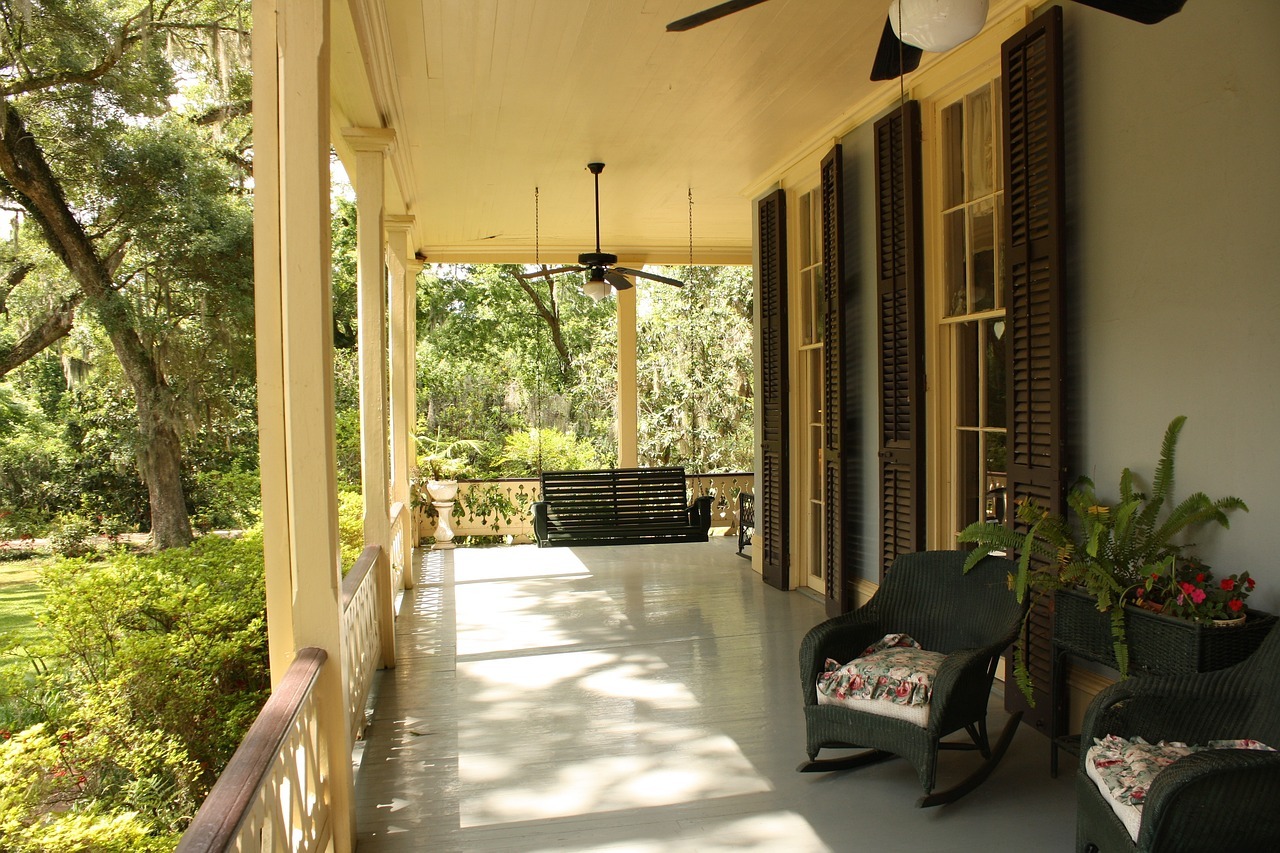 Clutter-free porch