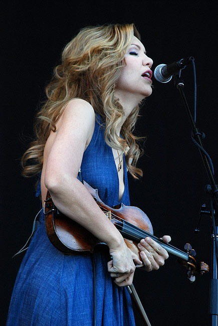 Alison-Krauss-is-a-bluegrass-country-musician-with-the-most-Grammy-Awards-wins.