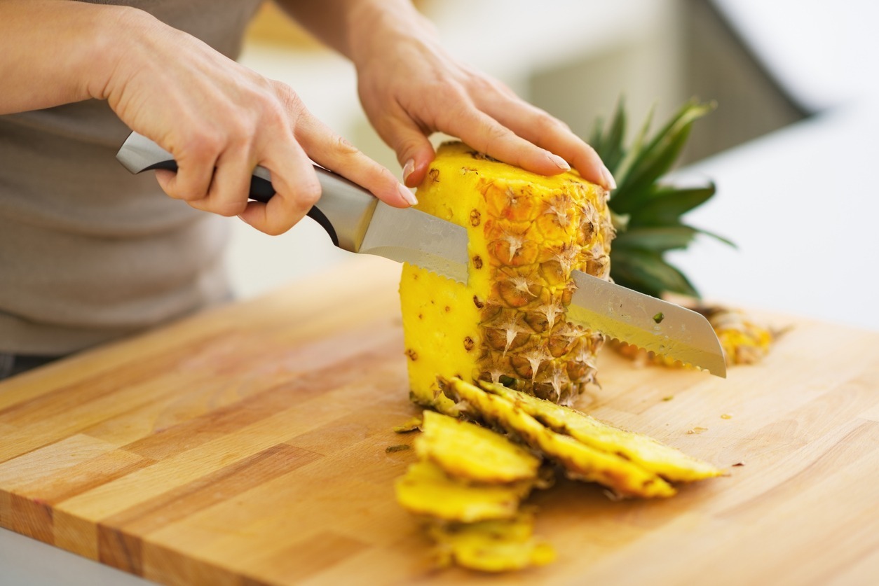Closeup-on-woman-cutting-pineapple
