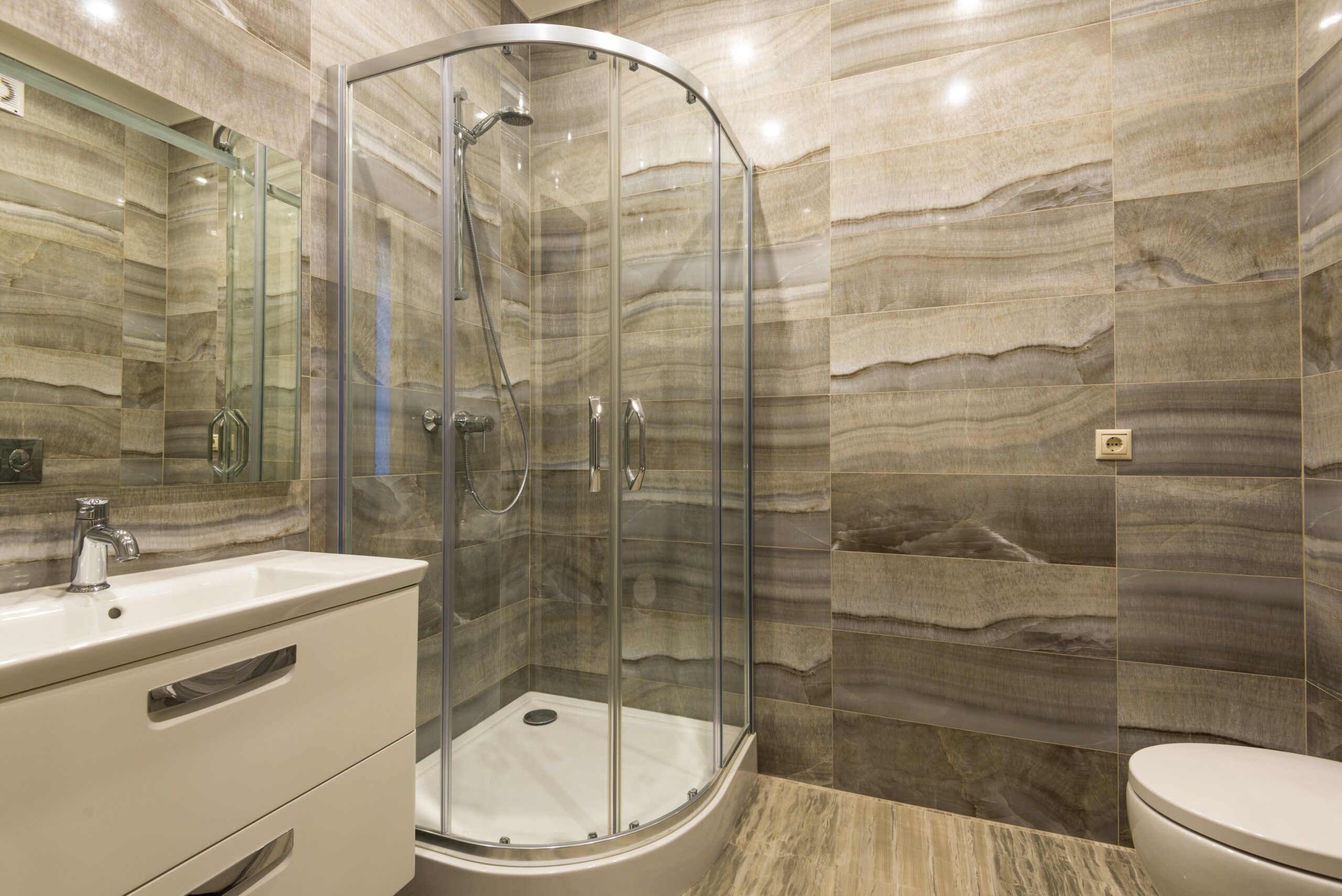 Shower room with a curved glass door