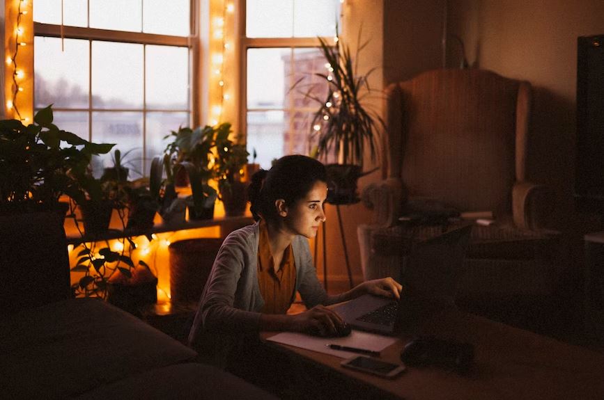 Woman-using-laptop-in-the-dark