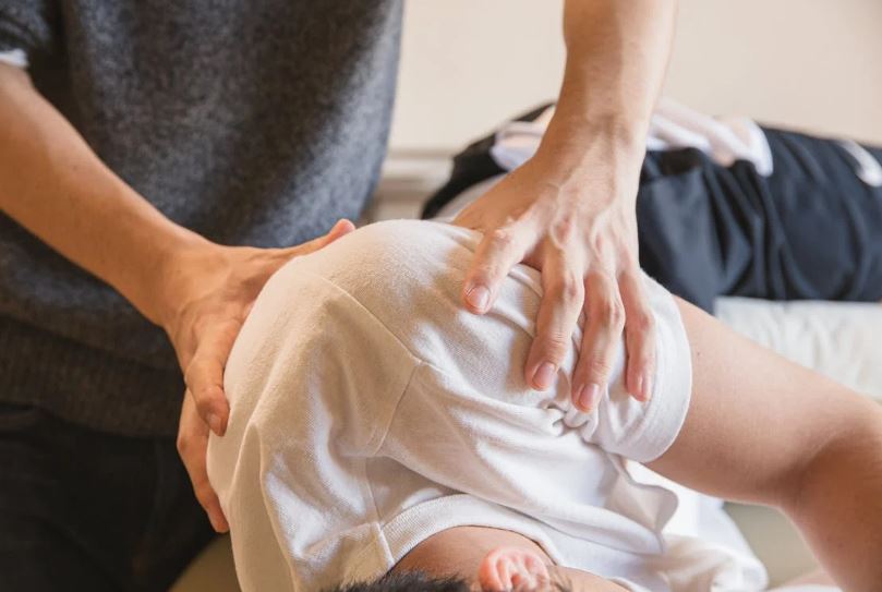 Massaging-Back-and-shoulder-pain