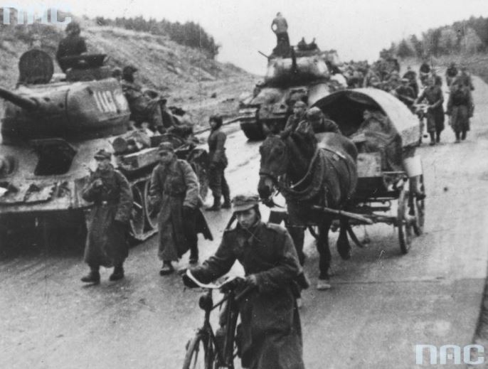 Polish-Army-tanks-riding-to-Berlin-using-the-German-Autobahn-at-the-end-of-WWII-in-1945.