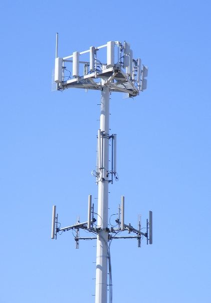 cell-tower-with-antennas