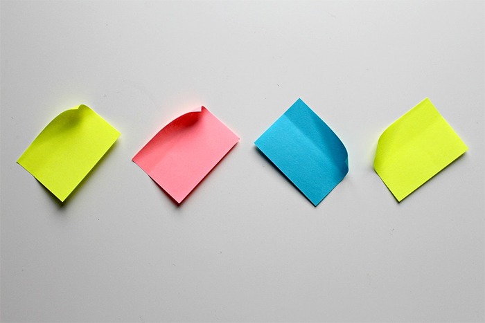 folded-sticky-notes-of-different-colors