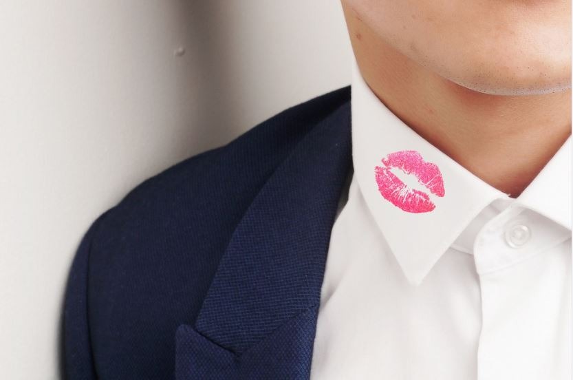 lipstick-stain-on-a-white-collar-kiss-mark