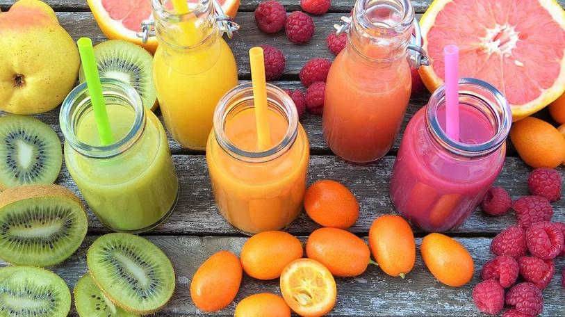 smoothies-in-various-flavors-fruit-smoothies-in-glass-jars-with-straws